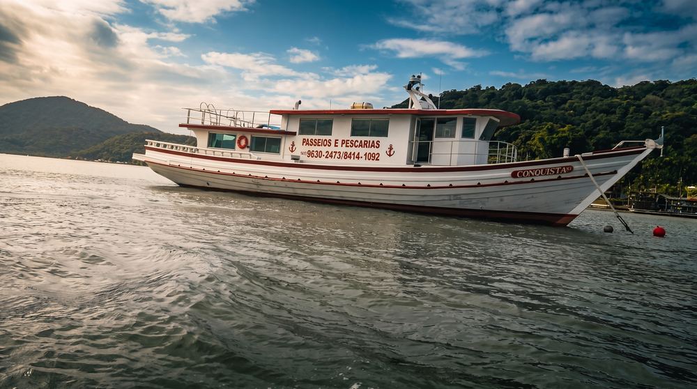 Passeio de barco pela Baía de Guaratuba