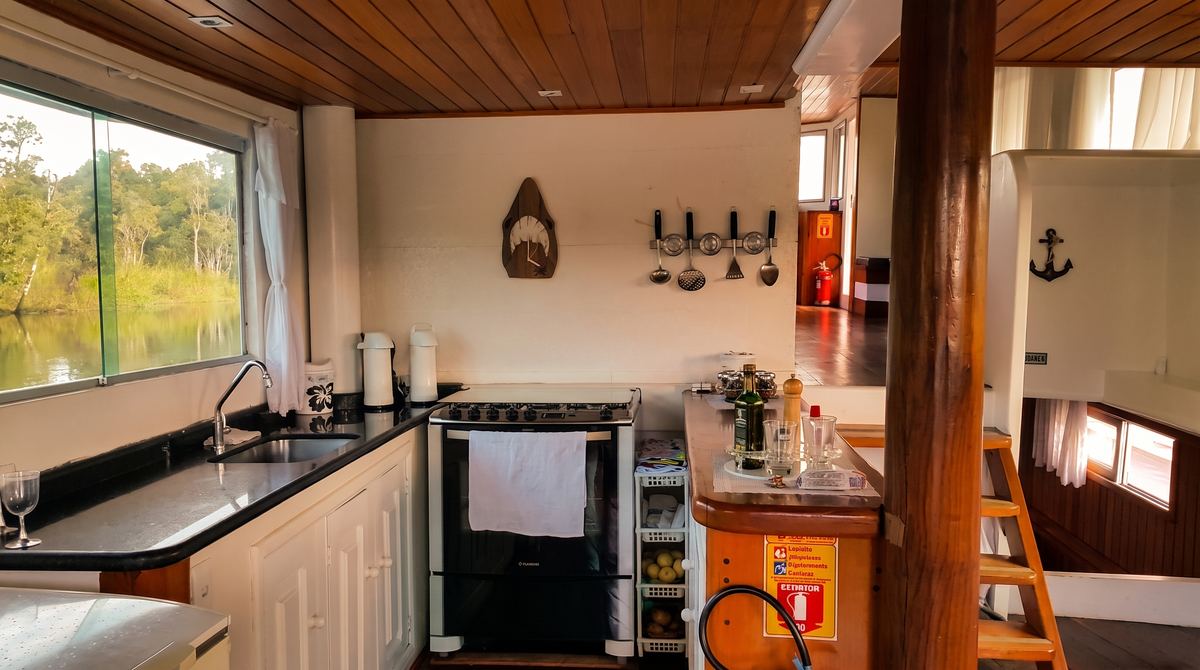 Interior aconchegante da cozinha a bordo da Conquista