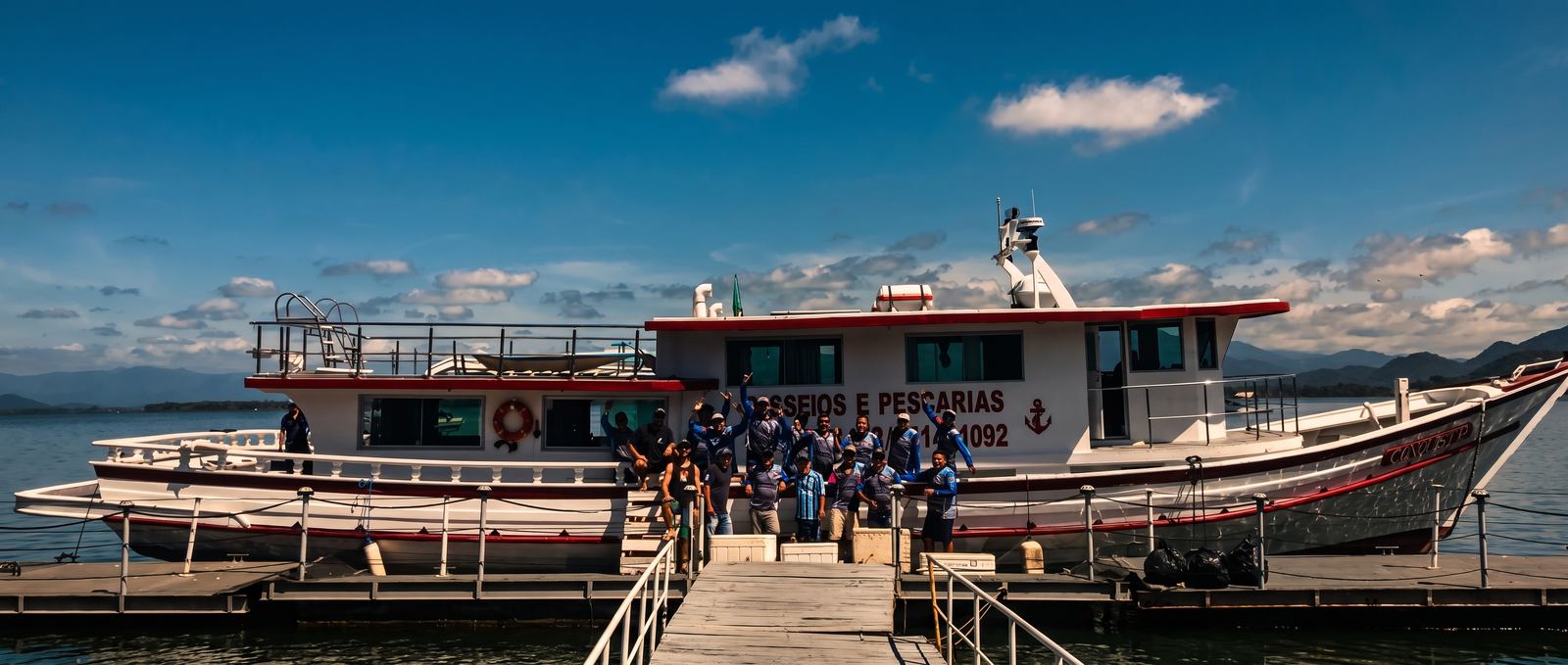 Embarcação Conquista navegando rumo ao mar aberto