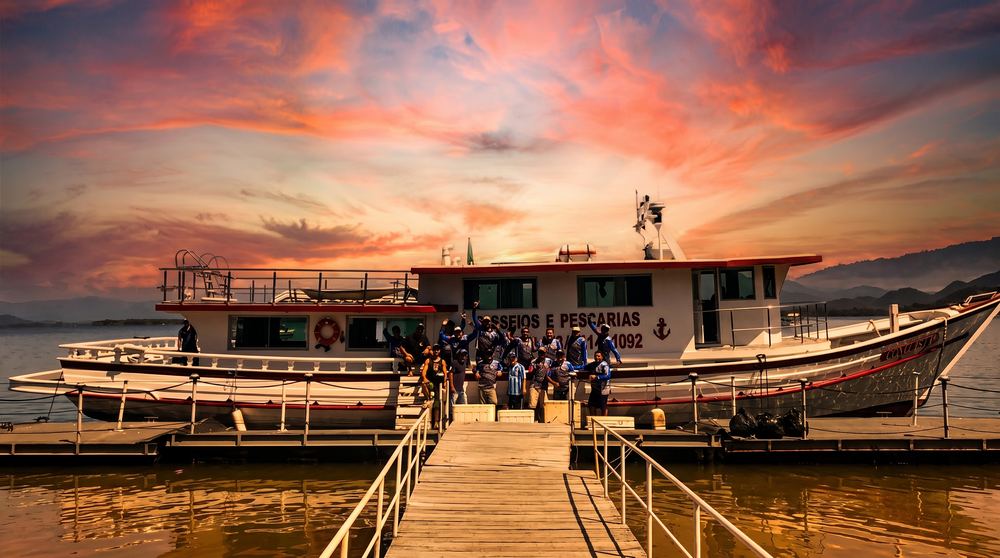 Pôr do sol visto da Embarcação Conquista na Baía de Guaratuba