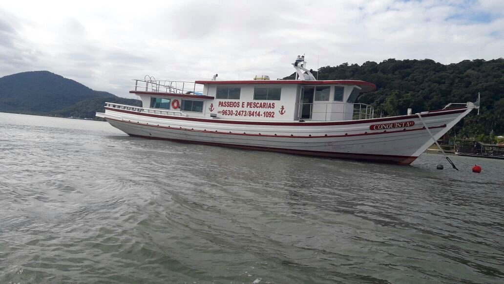 Embarcação Conquista vista de perfil, a maior da frota
