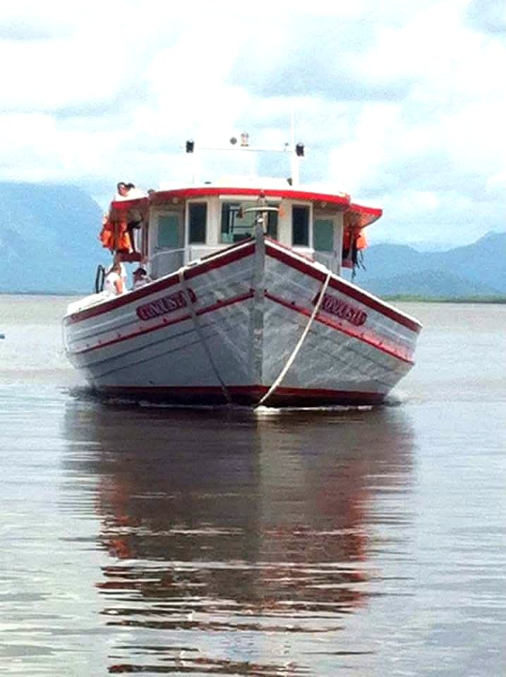 Embarcação Conquista rumando para águas abertas para expedição de pesca