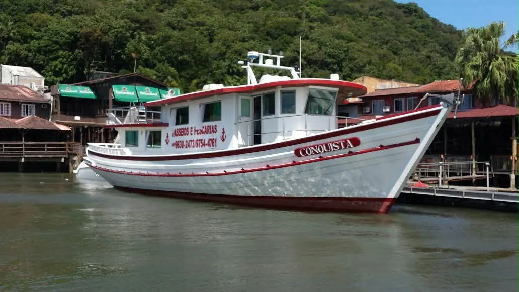 Embarcação Conquista vista de perfil