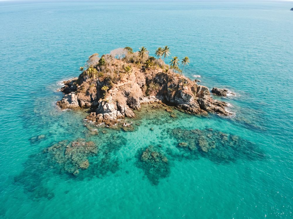Ilha dos Ratos vista do ar, águas cristalinas